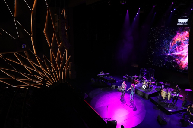 Huyền thoại Kenny G bất ngờ trở lại với đêm diễn thứ 2, thăng hoa cùng hàng nghìn khán giả, nhiều nghệ sĩ nổi tiếng cũng góp mặt - Ảnh 3. Huyền thoại Kenny G bất ngờ trở lại với đêm diễn thứ 2, thăng hoa cùng hàng nghìn khán giả, nhiều nghệ sĩ nổi tiếng cũng góp mặt - Ảnh 3.