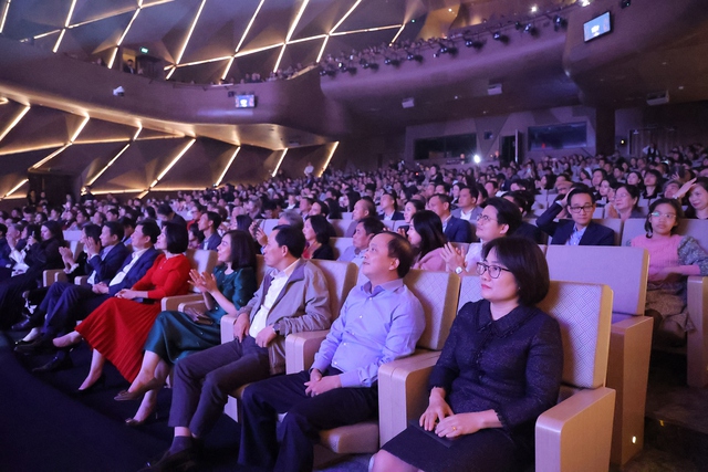 Huyền thoại Kenny G bất ngờ trở lại với đêm diễn thứ 2, thăng hoa cùng hàng nghìn khán giả, nhiều nghệ sĩ nổi tiếng cũng góp mặt - Ảnh 5. Huyền thoại Kenny G bất ngờ trở lại với đêm diễn thứ 2, thăng hoa cùng hàng nghìn khán giả, nhiều nghệ sĩ nổi tiếng cũng góp mặt - Ảnh 5.