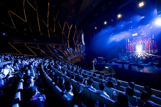 Huyền thoại Kenny G bất ngờ trở lại với đêm diễn thứ 2, thăng hoa cùng hàng nghìn khán giả, nhiều nghệ sĩ nổi tiếng cũng góp mặt - Ảnh 2. Huyền thoại Kenny G bất ngờ trở lại với đêm diễn thứ 2, thăng hoa cùng hàng nghìn khán giả, nhiều nghệ sĩ nổi tiếng cũng góp mặt - Ảnh 2.