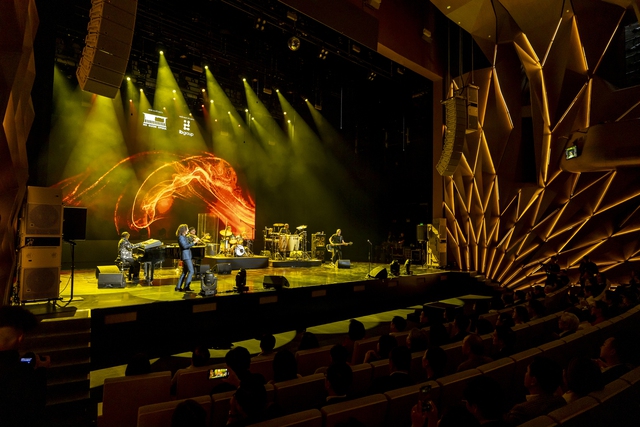 Huyền thoại Kenny G bất ngờ trở lại với đêm diễn thứ 2, thăng hoa cùng hàng nghìn khán giả, nhiều nghệ sĩ nổi tiếng cũng góp mặt - Ảnh 1. Huyền thoại Kenny G bất ngờ trở lại với đêm diễn thứ 2, thăng hoa cùng hàng nghìn khán giả, nhiều nghệ sĩ nổi tiếng cũng góp mặt - Ảnh 1.