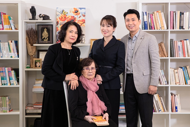 PGS.TS NSƯT Ngọc Lan: “Mẹ chồng tôi 90 tuổi vẫn đang học tiếng Anh, vậy cớ gì tôi không tiếp tục cống hiến?” - Ảnh 5. PGS.TS NSƯT Ngọc Lan: “Mẹ chồng tôi 90 tuổi vẫn đang học tiếng Anh, vậy cớ gì tôi không tiếp tục cống hiến?” - Ảnh 5.