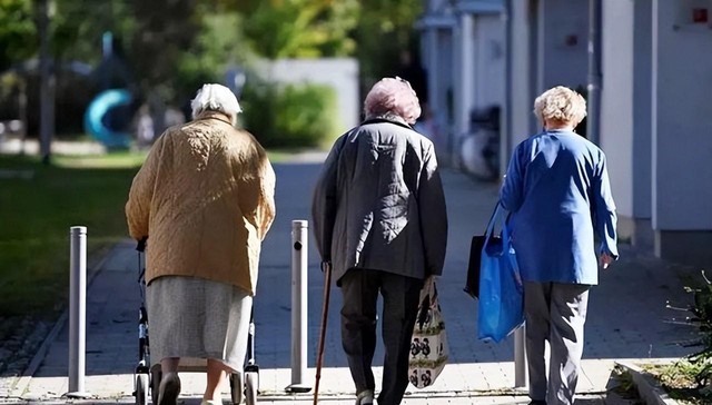 65 tuổi, có 16 triệu đồng lương hưu mỗi tháng, cụ bà vẫn ân hận khôn nguôi: Một khi nằm trên giường bệnh, tiền chỉ là tờ giấy vô nghĩa - Ảnh 1. 65 tuổi, có 16 triệu đồng lương hưu mỗi tháng, cụ bà vẫn ân hận khôn nguôi: Một khi nằm trên giường bệnh, tiền chỉ là tờ giấy vô nghĩa - Ảnh 1.