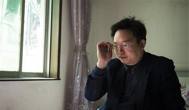 Học Đại học Thanh Hoa, người đàn ông nay về làm bảo vệ, kiếm 17 triệu đồng/tháng: Con người sẽ yên ổn khi biết hài lòng - Ảnh 1. Học Đại học Thanh Hoa, người đàn ông nay về làm bảo vệ, kiếm 17 triệu đồng/tháng: Con người sẽ yên ổn khi biết hài lòng - Ảnh 1.