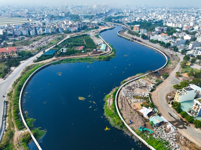 Con kênh dài nhất TPHCM dần lột xác khi được đầu tư 8.200 tỷ, đường bên kênh dài 63 km đang thành hình - Ảnh 2. Con kênh dài nhất TPHCM dần lột xác khi được đầu tư 8.200 tỷ, đường bên kênh dài 63 km đang thành hình - Ảnh 2.
