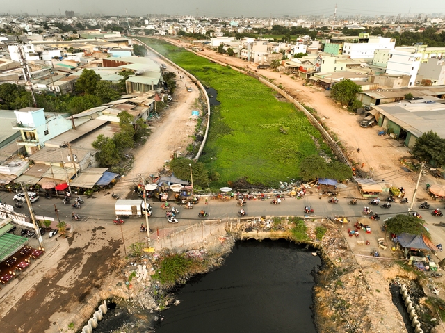 Con kênh dài nhất TPHCM dần lột xác khi được đầu tư 8.200 tỷ, đường bên kênh dài 63 km đang thành hình - Ảnh 3. Con kênh dài nhất TPHCM dần lột xác khi được đầu tư 8.200 tỷ, đường bên kênh dài 63 km đang thành hình - Ảnh 3.