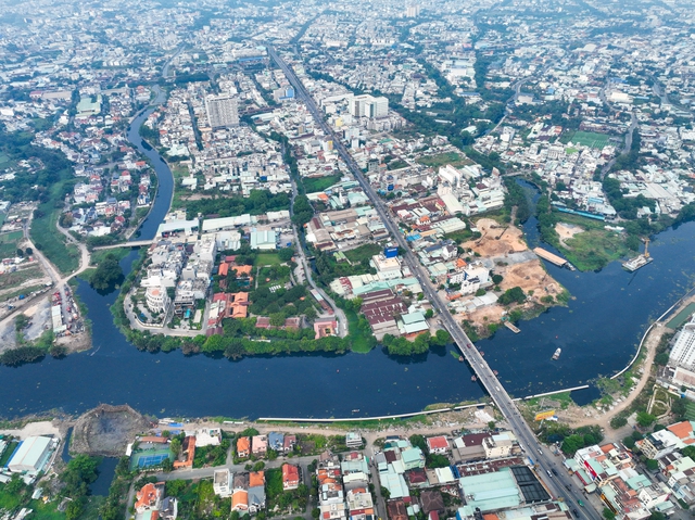 Con kênh dài nhất TPHCM dần lột xác khi được đầu tư 8.200 tỷ, đường bên kênh dài 63 km đang thành hình - Ảnh 4. Con kênh dài nhất TPHCM dần lột xác khi được đầu tư 8.200 tỷ, đường bên kênh dài 63 km đang thành hình - Ảnh 4.