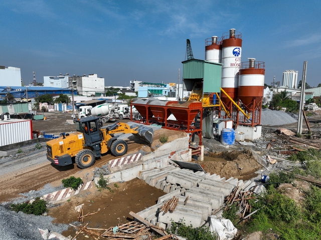 Con kênh dài nhất TPHCM dần lột xác khi được đầu tư 8.200 tỷ, đường bên kênh dài 63 km đang thành hình - Ảnh 5. Con kênh dài nhất TPHCM dần lột xác khi được đầu tư 8.200 tỷ, đường bên kênh dài 63 km đang thành hình - Ảnh 5.