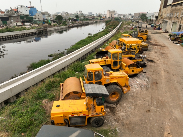 Con kênh dài nhất TPHCM dần lột xác khi được đầu tư 8.200 tỷ, đường bên kênh dài 63 km đang thành hình - Ảnh 7. Con kênh dài nhất TPHCM dần lột xác khi được đầu tư 8.200 tỷ, đường bên kênh dài 63 km đang thành hình - Ảnh 7.