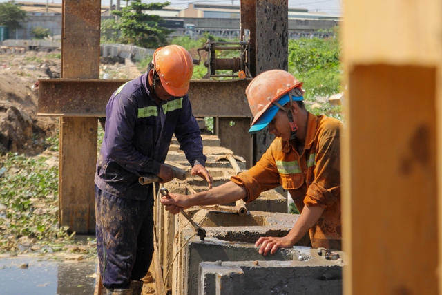 Con kênh dài nhất TPHCM dần lột xác khi được đầu tư 8.200 tỷ, đường bên kênh dài 63 km đang thành hình - Ảnh 8. Con kênh dài nhất TPHCM dần lột xác khi được đầu tư 8.200 tỷ, đường bên kênh dài 63 km đang thành hình - Ảnh 8.