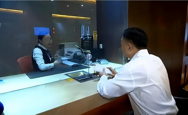 Sáng gửi tiết kiệm 20 tỷ đồng, trưa nhận thông báo trừ 16 tỷ, người đàn ông báo ngân hàng nhưng không ai giải quyết, chiều tài khoản chỉ còn 2 triệu - Ảnh 1. Sáng gửi tiết kiệm 20 tỷ đồng, trưa nhận thông báo trừ 16 tỷ, người đàn ông báo ngân hàng nhưng không ai giải quyết, chiều tài khoản chỉ còn 2 triệu - Ảnh 1.