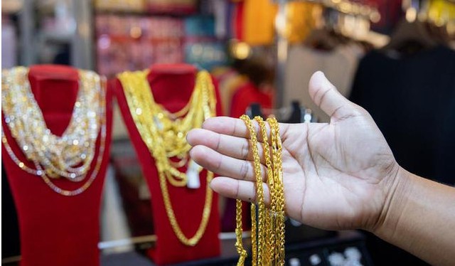 Cô gái chi 80 triệu đồng mua vàng, hàng về lại thấy... hút được nam châm, chủ cửa hàng bị cảnh sát triệu tập rồi được thả ngay- Ảnh 1. Cô gái chi 80 triệu đồng mua vàng, hàng về lại thấy... hút được nam châm, chủ cửa hàng bị cảnh sát triệu tập rồi được thả ngay- Ảnh 1.