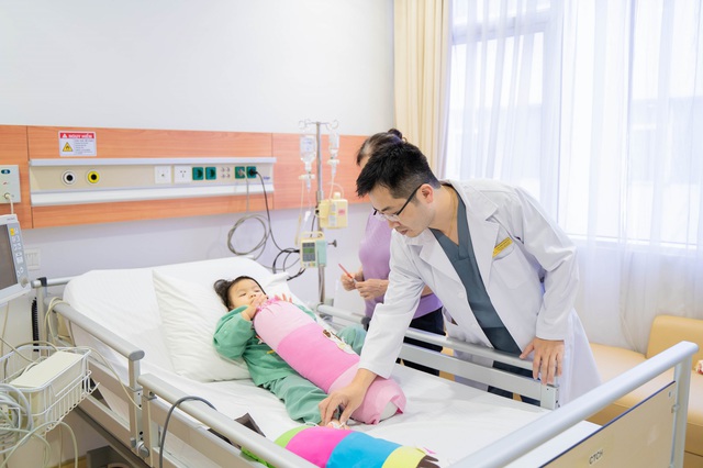 Một bệnh viện tại Việt Nam tiên phong trong phẫu thuật nội soi toàn bộ cho bệnh nhi mắc bệnh tim bẩm sinh: Rất ít nơi trên thế giới làm được điều này- Ảnh 3. Một bệnh viện tại Việt Nam tiên phong trong phẫu thuật nội soi toàn bộ cho bệnh nhi mắc bệnh tim bẩm sinh: Rất ít nơi trên thế giới làm được điều này- Ảnh 3.