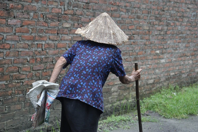 Bị con trai chiếm nhà và ép vào viện dưỡng lão, cụ bà 77 tuổi chống gậy lên tòa đâm đơn: Nghe xong phán quyết ai cũng xót thương- Ảnh 1. Bị con trai chiếm nhà và ép vào viện dưỡng lão, cụ bà 77 tuổi chống gậy lên tòa đâm đơn: Nghe xong phán quyết ai cũng xót thương- Ảnh 1.