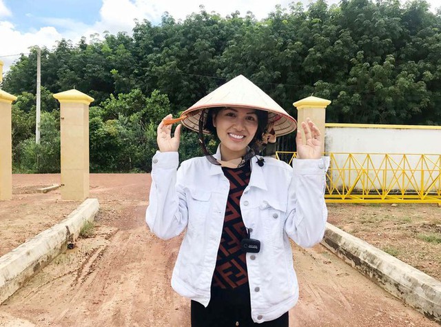 Hoa hậu 6 con từng được chồng đại gia tặng biệt thự 100 tỷ thay đổi 180 độ sau biến cố Hoa hậu 6 con từng được chồng đại gia tặng biệt thự 100 tỷ thay đổi 180 độ sau biến cố