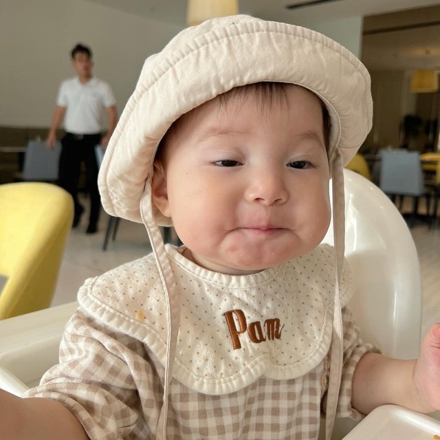 Em bé nổi tiếng nhất MXH Việt Nam là ai? Cháu gái tập đoàn may mặc nghìn tỷ chưa biết nói đã giúp bố mẹ kiếm hàng trăm triệu- Ảnh 2. Em bé nổi tiếng nhất MXH Việt Nam là ai? Cháu gái tập đoàn may mặc nghìn tỷ chưa biết nói đã giúp bố mẹ kiếm hàng trăm triệu- Ảnh 2.