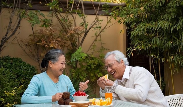 Đến tuổi 60 không tiêu 3 TIỀN, không đến 3 NƠI, không gặp 3 NGƯỜI: Dù không dư giả vẫn sống an nhàn, vô lo- Ảnh 3. Đến tuổi 60 không tiêu 3 TIỀN, không đến 3 NƠI, không gặp 3 NGƯỜI: Dù không dư giả vẫn sống an nhàn, vô lo- Ảnh 3.