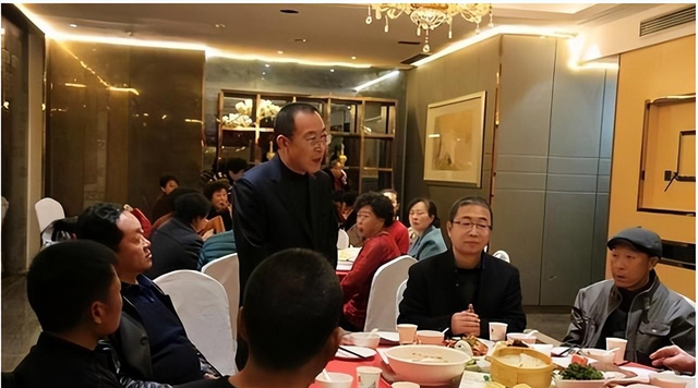 Tốt nghiệp bịn rịn, 30 năm sau họp lớp chỉ 11/45 người có mặt: tôi quyết định không bao giờ tham gia nữa khi chứng kiến 1 chuyện- Ảnh 2.