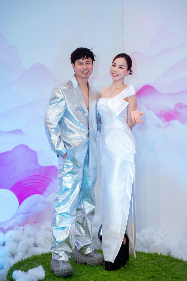 Một nữ ca sĩ mang quân hàm Đại uý vừa trở lại đường đua Vbiz, được nhạc sĩ Dương Cầm gọi là 
