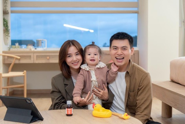 Em bé nổi tiếng nhất MXH Việt Nam là ai? Cháu gái tập đoàn may mặc nghìn tỷ chưa biết nói đã giúp bố mẹ kiếm hàng trăm triệu- Ảnh 7. Em bé nổi tiếng nhất MXH Việt Nam là ai? Cháu gái tập đoàn may mặc nghìn tỷ chưa biết nói đã giúp bố mẹ kiếm hàng trăm triệu- Ảnh 7.