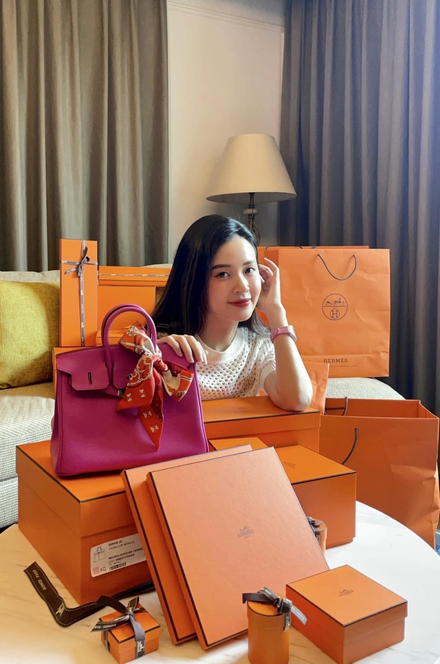 8x đạt Á khoa kép bậc ĐH lẫn Thạc sĩ, còn là “bà trùm” sổ đỏ, livestream bán đất cháy hàng: Suýt cưới thiếu gia Sài Thành, U40 vẫn độc thân- Ảnh 7.
