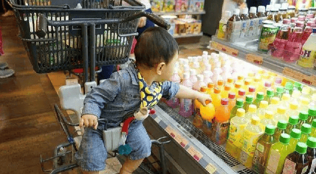 Cháu trai 5 tuổi làm vỡ hộp trứng trong siêu thị, bị nhân viên đòi bồi thường gấp 10 lần: Bà nội bình tĩnh nói 1 câu liền được khen ngợi vì tinh tế- Ảnh 1.