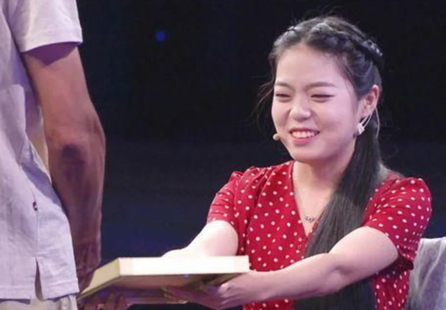 Nhận nuôi đứa trẻ bị dị tật bẩm sinh, 19 năm sau người đàn ông nghèo được hưởng trái ngọt: Cô gái nhỏ vang danh 1 vùng nhờ tài năng đặc biệt- Ảnh 6. Nhận nuôi đứa trẻ bị dị tật bẩm sinh, 19 năm sau người đàn ông nghèo được hưởng trái ngọt: Cô gái nhỏ vang danh 1 vùng nhờ tài năng đặc biệt- Ảnh 6.