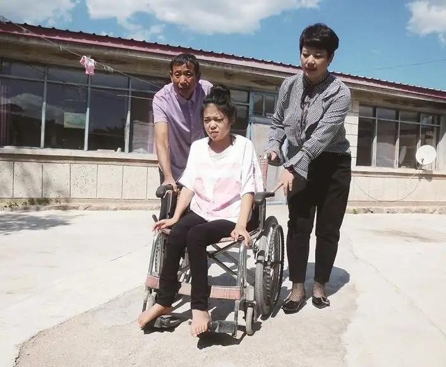 Nhận nuôi đứa trẻ bị dị tật bẩm sinh, 19 năm sau người đàn ông nghèo được hưởng trái ngọt: Cô gái nhỏ vang danh 1 vùng nhờ tài năng đặc biệt- Ảnh 3. Nhận nuôi đứa trẻ bị dị tật bẩm sinh, 19 năm sau người đàn ông nghèo được hưởng trái ngọt: Cô gái nhỏ vang danh 1 vùng nhờ tài năng đặc biệt- Ảnh 3.