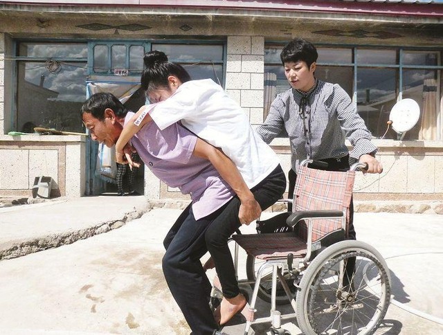 Nhận nuôi đứa trẻ bị dị tật bẩm sinh, 19 năm sau người đàn ông nghèo được hưởng trái ngọt: Cô gái nhỏ vang danh 1 vùng nhờ tài năng đặc biệt- Ảnh 2. Nhận nuôi đứa trẻ bị dị tật bẩm sinh, 19 năm sau người đàn ông nghèo được hưởng trái ngọt: Cô gái nhỏ vang danh 1 vùng nhờ tài năng đặc biệt- Ảnh 2.