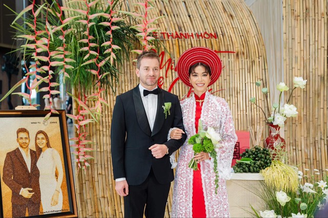 Minh Tú diện lại mẫu áo dài cưới của mẹ gây xúc động- Ảnh 1. Minh Tú diện lại mẫu áo dài cưới của mẹ gây xúc động- Ảnh 1.