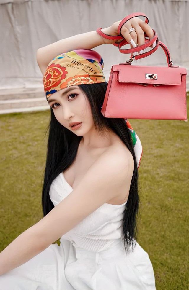 Vợ đại gia có nhiều siêu xe nhất nhì Việt Nam: Cuộc sống sang chảnh không ai bằng, sở hữu chiếc đồng hồ cả thế giới chỉ có 7 chiếc- Ảnh 1. Vợ đại gia có nhiều siêu xe nhất nhì Việt Nam: Cuộc sống sang chảnh không ai bằng, sở hữu chiếc đồng hồ cả thế giới chỉ có 7 chiếc- Ảnh 1.