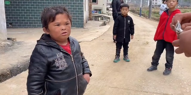 Bi kịch của cậu bé được gọi là “Tiểu Jack Ma” vì quá giống tỷ phú nổi tiếng: Tình hình hiện tại sau 9 năm nổi tiếng khiến dư luận suy ngẫm- Ảnh 4. Bi kịch của cậu bé được gọi là “Tiểu Jack Ma” vì quá giống tỷ phú nổi tiếng: Tình hình hiện tại sau 9 năm nổi tiếng khiến dư luận suy ngẫm- Ảnh 4.