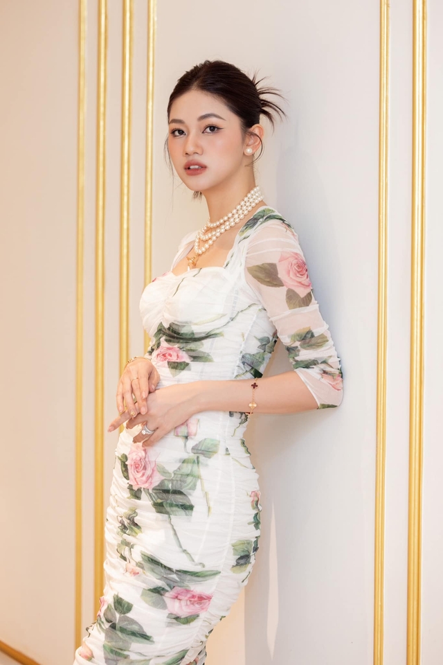 Á hậu cao 1m81 từ chối thi quốc tế về lấy chồng đại gia hơn 16 tuổi: Giờ ''1 nách 2 con'', sống trong biệt thự nằm chễm chệ giữa phố- Ảnh 2. Á hậu cao 1m81 từ chối thi quốc tế về lấy chồng đại gia hơn 16 tuổi: Giờ ''1 nách 2 con'', sống trong biệt thự nằm chễm chệ giữa phố- Ảnh 2.