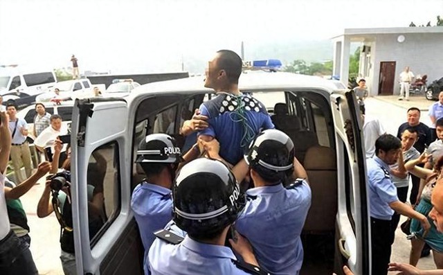 Khám xét nhà của bà lão 65 tuổi thuộc diện hộ nghèo, cảnh sát phát hiện 9 tỷ đồng tiền mặt xếp chồng chất: Hành vi phạm tội bị vạch trần- Ảnh 3. Khám xét nhà của bà lão 65 tuổi thuộc diện hộ nghèo, cảnh sát phát hiện 9 tỷ đồng tiền mặt xếp chồng chất: Hành vi phạm tội bị vạch trần- Ảnh 3.