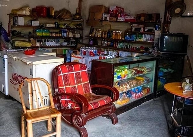 Khám xét nhà của bà lão 65 tuổi thuộc diện hộ nghèo, cảnh sát phát hiện 9 tỷ đồng tiền mặt xếp chồng chất: Hành vi phạm tội bị vạch trần- Ảnh 1. Khám xét nhà của bà lão 65 tuổi thuộc diện hộ nghèo, cảnh sát phát hiện 9 tỷ đồng tiền mặt xếp chồng chất: Hành vi phạm tội bị vạch trần- Ảnh 1.