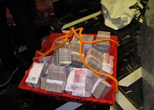 Khám xét nhà của bà lão 65 tuổi thuộc diện hộ nghèo, cảnh sát phát hiện 9 tỷ đồng tiền mặt xếp chồng chất: Hành vi phạm tội bị vạch trần- Ảnh 2. Khám xét nhà của bà lão 65 tuổi thuộc diện hộ nghèo, cảnh sát phát hiện 9 tỷ đồng tiền mặt xếp chồng chất: Hành vi phạm tội bị vạch trần- Ảnh 2.