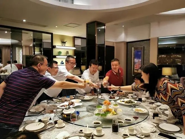 U50 đi họp lớp bằng xe máy, bị các bạn cười chê: Khi tận mắt nhìn thấy chiếc xe, tất cả phải ái ngại- Ảnh 1. U50 đi họp lớp bằng xe máy, bị các bạn cười chê: Khi tận mắt nhìn thấy chiếc xe, tất cả phải ái ngại- Ảnh 1.