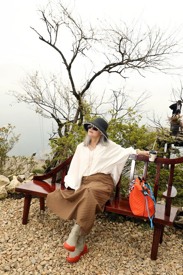 Nữ NSND từng giữ chức Phó Giám đốc: Được ví là U70 ''ăn chơi'' nhất màn ảnh Việt, về già sống thảnh thơi, chăm đi du lịch- Ảnh 5. Nữ NSND từng giữ chức Phó Giám đốc: Được ví là U70 ''ăn chơi'' nhất màn ảnh Việt, về già sống thảnh thơi, chăm đi du lịch- Ảnh 5.