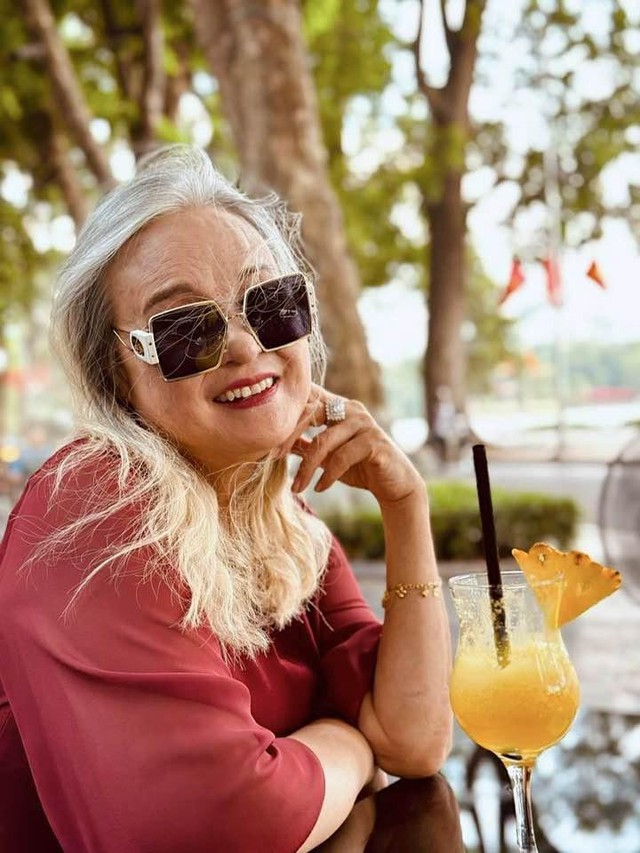 Nữ NSND từng giữ chức Phó Giám đốc: Được ví là U70 ''ăn chơi'' nhất màn ảnh Việt, về già sống thảnh thơi, chăm đi du lịch- Ảnh 2. Nữ NSND từng giữ chức Phó Giám đốc: Được ví là U70 ''ăn chơi'' nhất màn ảnh Việt, về già sống thảnh thơi, chăm đi du lịch- Ảnh 2.