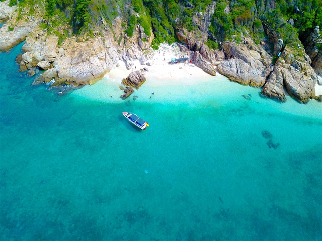 Việt Nam có 1 hòn đảo có biển xanh trong nhìn thấy tận đáy, đẹp không kém Maldives, giữ trọn nét hoang sơ mà chưa nhiều người biết- Ảnh 10.