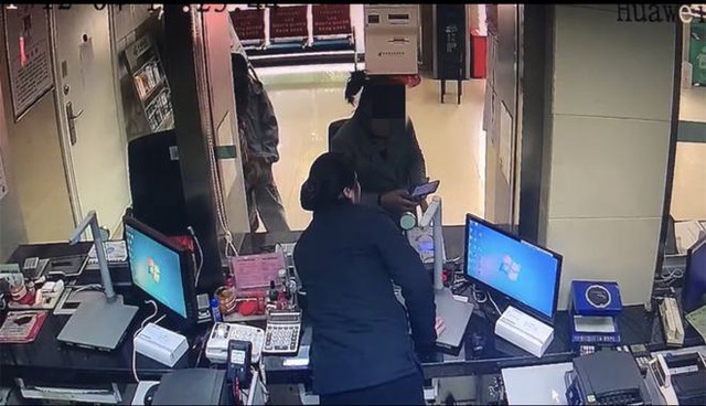Người phụ nữ hớt hải đòi chuyển gấp 350 triệu đồng, nhân viên ngân hàng nhanh trí báo cảnh sát, chặn đứng hành vi lừa đảo tinh vi- Ảnh 2. Người phụ nữ hớt hải đòi chuyển gấp 350 triệu đồng, nhân viên ngân hàng nhanh trí báo cảnh sát, chặn đứng hành vi lừa đảo tinh vi- Ảnh 2.