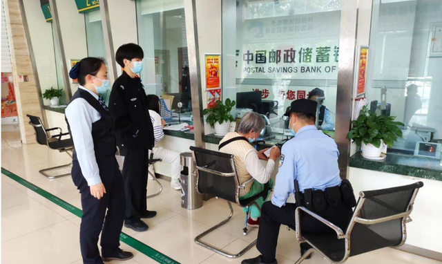 Biết rõ là lừa đảo nhưng vẫn làm thủ tục cho cụ bà U80 chuyển đi 5 tỷ đồng, nữ nhân viên ngân hàng bất ngờ được khen thưởng - Ảnh 1.