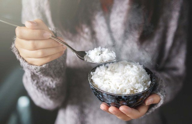 Ăn cơm nguội làm tăng hay hạ đường huyết? Bác sĩ có câu trả lời khiến bệnh nhân tiểu đường thay đổi suy nghĩ lâu nay- Ảnh 2. Ăn cơm nguội làm tăng hay hạ đường huyết? Bác sĩ có câu trả lời khiến bệnh nhân tiểu đường thay đổi suy nghĩ lâu nay- Ảnh 2.