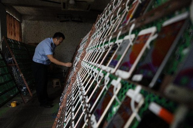 Theo dõi căn nhà hoang có tín hiệu của 1.200 điện thoại đồng loạt hoạt động, cảnh sát bắt giữ 11 người, phát hiện bí mật đằng sau số tiền 80 tỷ đồng- Ảnh 2. Theo dõi căn nhà hoang có tín hiệu của 1.200 điện thoại đồng loạt hoạt động, cảnh sát bắt giữ 11 người, phát hiện bí mật đằng sau số tiền 80 tỷ đồng- Ảnh 2.