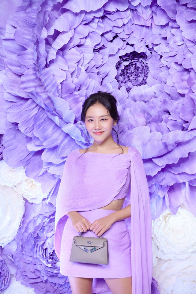 Vợ CEO của Chi Bảo bầu 7 tháng vẫn lái siêu xe mui trần đến sự kiện, tự tin đọ sắc cùng dàn sao- Ảnh 7. Vợ CEO của Chi Bảo bầu 7 tháng vẫn lái siêu xe mui trần đến sự kiện, tự tin đọ sắc cùng dàn sao- Ảnh 7.