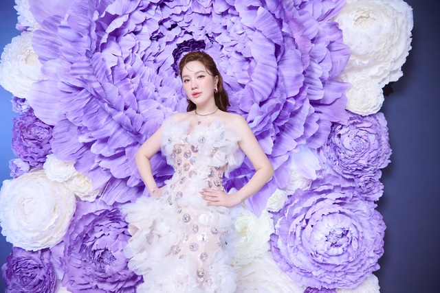 Vợ CEO của Chi Bảo bầu 7 tháng vẫn lái siêu xe mui trần đến sự kiện, tự tin đọ sắc cùng dàn sao- Ảnh 6. Vợ CEO của Chi Bảo bầu 7 tháng vẫn lái siêu xe mui trần đến sự kiện, tự tin đọ sắc cùng dàn sao- Ảnh 6.