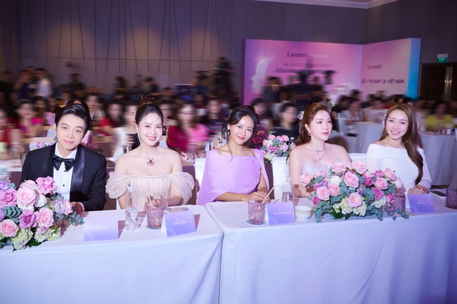 Vợ CEO của Chi Bảo bầu 7 tháng vẫn lái siêu xe mui trần đến sự kiện, tự tin đọ sắc cùng dàn sao- Ảnh 5. Vợ CEO của Chi Bảo bầu 7 tháng vẫn lái siêu xe mui trần đến sự kiện, tự tin đọ sắc cùng dàn sao- Ảnh 5.