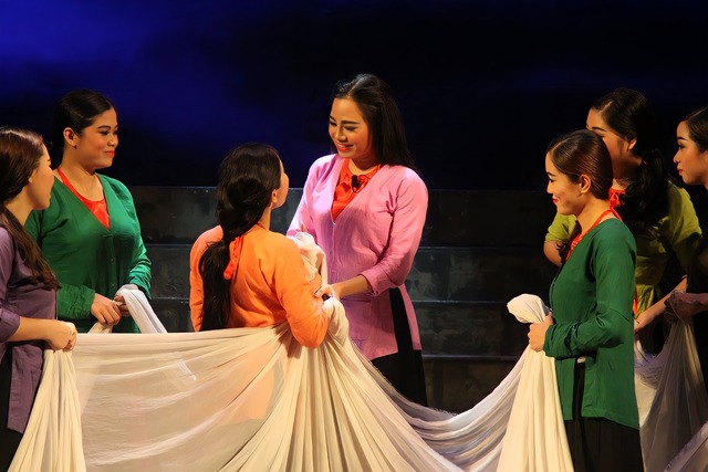 Nữ Trung tá được phong NSND ở tuổi 40: Được ví là ''Hoa khôi làng chèo'', từ giọng hát đến nhan sắc đều ngọt ngào, khó quên- Ảnh 2. Nữ Trung tá được phong NSND ở tuổi 40: Được ví là ''Hoa khôi làng chèo'', từ giọng hát đến nhan sắc đều ngọt ngào, khó quên- Ảnh 2.