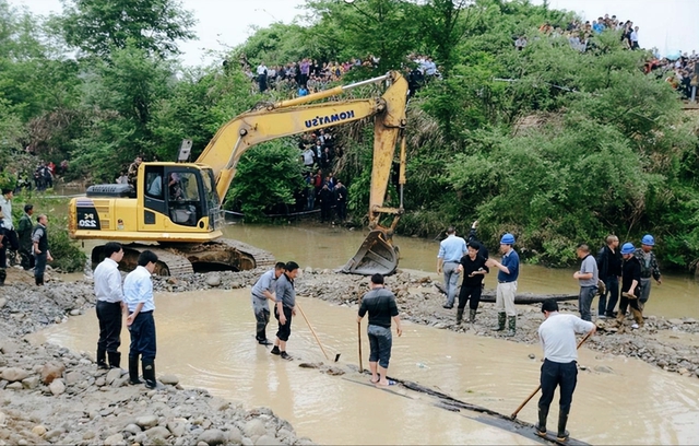 Chặn dòng chảy, huy động 2 máy xúc để vớt vật lạ dài 60m: Chuyên gia xác định vàng bạc không là gì so với thứ này- Ảnh 2.