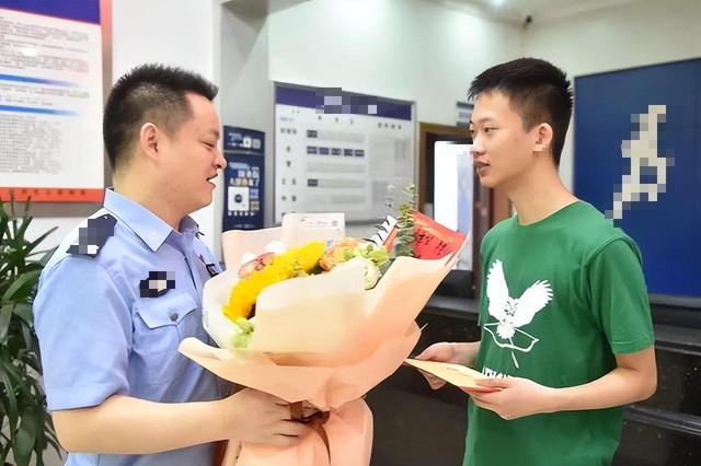 Vừa nhận giấy báo đỗ vào ĐH top đầu, nam sinh lập tức chạy đến đồn cảnh sát: Ai cũng “lặng người” khi biết nguyên do- Ảnh 2. Vừa nhận giấy báo đỗ vào ĐH top đầu, nam sinh lập tức chạy đến đồn cảnh sát: Ai cũng “lặng người” khi biết nguyên do- Ảnh 2.