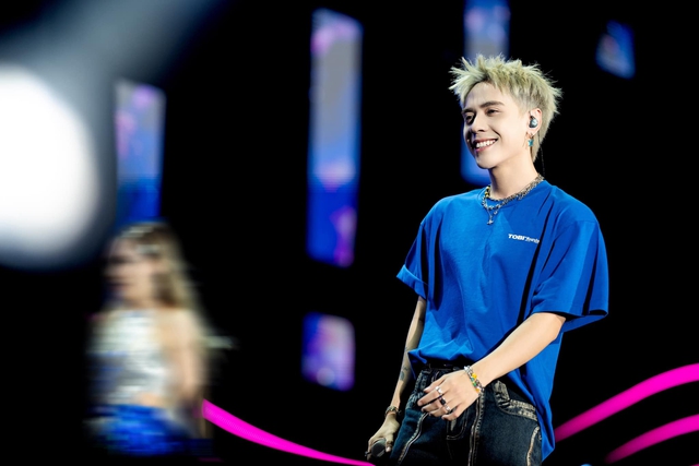 Từng bị chủ trọ dọa đuổi vì nghèo, ca sĩ gốc Huế giờ xuất hiện là fans vây kín sân bay, đi diễn được khán giả tặng tiền ngay trên sân khấu- Ảnh 6. Từng bị chủ trọ dọa đuổi vì nghèo, ca sĩ gốc Huế giờ xuất hiện là fans vây kín sân bay, đi diễn được khán giả tặng tiền ngay trên sân khấu- Ảnh 6.